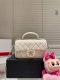 七夕礼盒 配挂件 Chanel 22B金属手柄Minicf 新款金属手柄 Cf Mini 真香，金属双C Logo 经典万年③ 金这季手柄跟以往也不一样了，金属