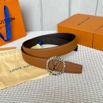 特P180 寬度：35Mm Lv S-Lock系列 寬度3.5Cm 驢家法國原廠荔枝紋皮料 搭配独特的圆圈字母钢扣 雙面用