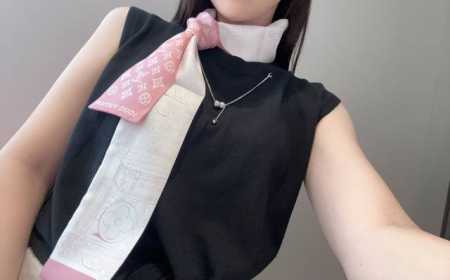 最新专柜款独家现货 品质保证 Lv多功能小丝带 可以当束发带、腕带、腰带、包带等 特别实用 这年头没有一条Twilly小丝带都不好意思拿包出门[偷笑]最近小丝带 - 点击图像关闭