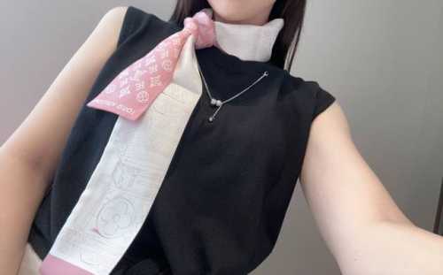 最新专柜款独家现货 品质保证 Lv多功能小丝带 可以当束发带、腕带、腰带、包带等 特别实用 这年头没有一条Twilly小丝带都不好意思拿包出门[偷笑]最近小丝带
