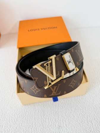 品名： Lv..路易..威登腰带皮带原单 型号：挂扣，经典纯钢材质镶钻挂扣，头层牛皮，图片实物拍摄 材料：头层牛皮，挂扣系列，纯钢材质扣头，钯镀电镀工艺永不掉色 - 点击图像关闭