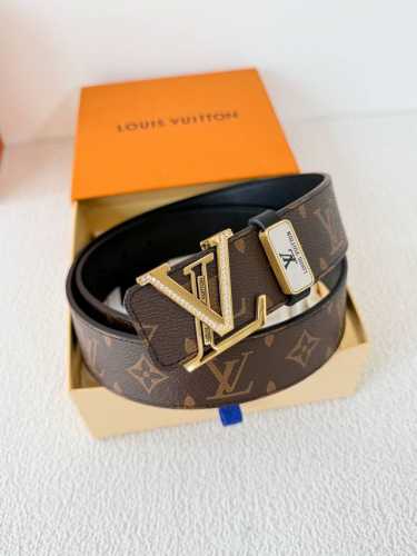 品名： Lv..路易..威登腰带皮带原单 型号：挂扣，经典纯钢材质镶钻挂扣，头层牛皮，图片实物拍摄 材料：头层牛皮，挂扣系列，纯钢材质扣头，钯镀电镀工艺永不掉色