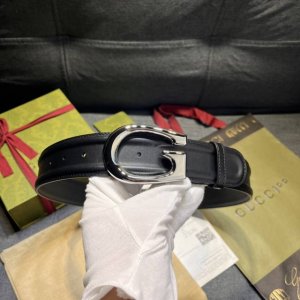 古奇 ，宽4.0Cm，这款男士腰带采用精致的黑色皮革呈现。亮色调g搭扣展现整款设计的突出亮点，为单品注入优雅的品牌标识内涵