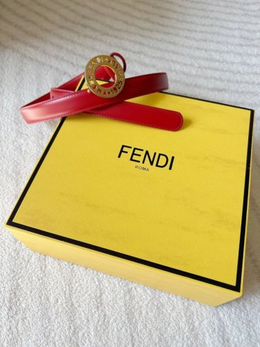 特 Fendi 芬迪 女士小腰带 宽2.0Cm 采用双面光滑头层小牛皮 亮面金色镂空圆形金属搭扣