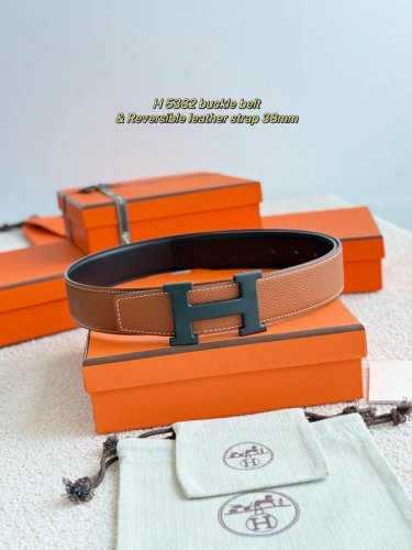 -H 5382 精品五金 搭配进口Togo皮 宽度38Mm 以其精湛工艺高品质材料和经典设计备受推崇 是男士腰带顶级选择 简约大气 适合商务和休闲场合 产品手感