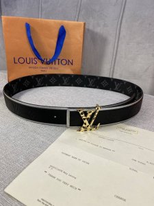 4.0宽 可进一步提升休闲套装的韵味。创新搭扣设计耀眼夺目，与皮带上的标志性Monogram图案交相辉映。此款新品由标志性的品牌材质精制而成