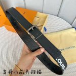 特 寬度：40Mm 進口Ep水波紋襯托原廠小牛皮底壓花！飾有高級絲印Logo視覺效果 搭配旋轉式搭扣與皮帶相呼應締造獨特造型 雙面用