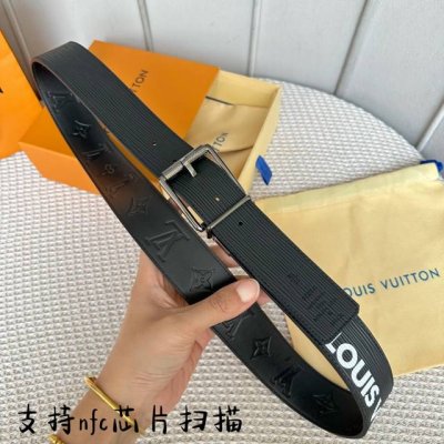 特 寬度：40Mm 進口Ep水波紋襯托原廠小牛皮底壓花！飾有高級絲印Logo視覺效果 搭配旋轉式搭扣與皮帶相呼應締造獨特造型 雙面用