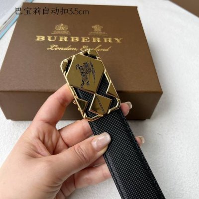 特 品牌： 巴宝莉 新款进口小牛皮，手感细腻柔软。搭配纯钢自动精品钢扣，男士必备！宽度：3.5Cm