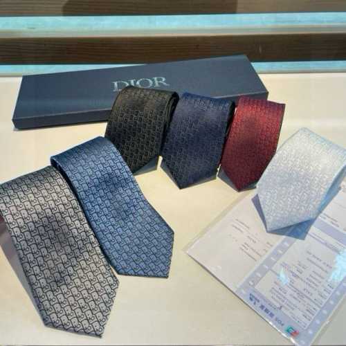 Dior家款新领带 Dior男士Cd提领花带 稀有展现精湛工手与时尚优雅理的想选择，这采款用Do家最经极典具标志性Logo提制花成的领带，以同色调法手演绎的更显
