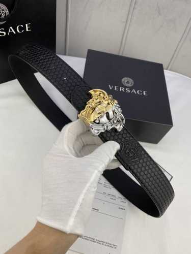 宽度4.0Cm Versace 范思哲 此款两面用皮革腰带的搭扣饰有品牌标志性的金 银色闪光virtus五金配件。