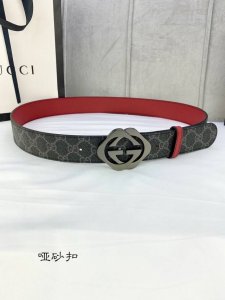 特 宽度4.0Cm Gucci 双面腰带，一侧为gg Supreme帆布，反面一侧为枣红色头层小牛皮。配以互扣式双g带扣。