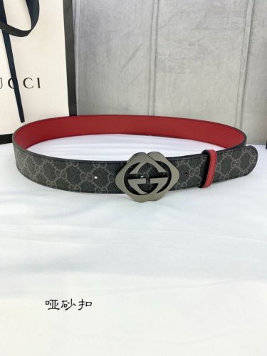 特 宽度4.0Cm Gucci 双面腰带，一侧为gg Supreme帆布，反面一侧为枣红色头层小牛皮。配以互扣式双g带扣。