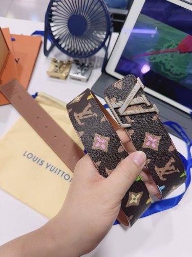 特 Louis Vuitton[正]经典原单品质，经典印花面配原版平纹皮，搭配原单精品扣，精工制作，细节看图，实物拍摄，高端奢华，宽度4.0Cm
