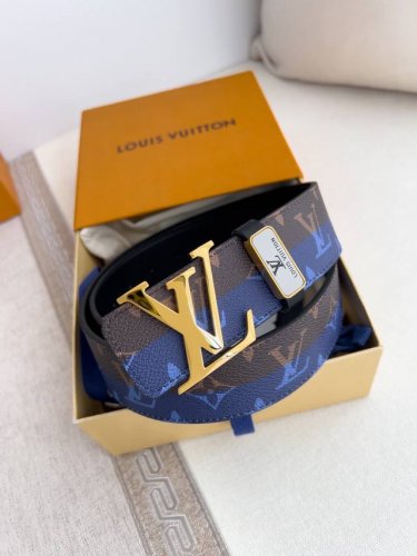 品名： Lv..路易..威登腰带皮带原单 型号：挂扣，经典纯钢材质挂扣，头层牛皮，图片实物拍摄 材料：头层牛皮，挂扣系列，纯钢材质扣头，钯镀电镀工艺永不掉色。原