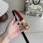Dior这款马鞍腰带是一款经典配饰。采用粒面牛皮革重新诠释，时尚休闲设计，饰以亮面金属旋转Cd腰带扣。纤细款式，与半身裙、连衣裙或长裤搭配更显身形。宽2.0Cm