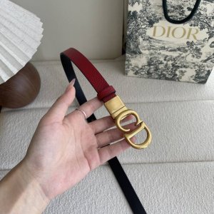 Dior这款马鞍腰带是一款经典配饰。采用粒面牛皮革重新诠释，时尚休闲设计，饰以亮面金属旋转Cd腰带扣。纤细款式，与半身裙、连衣裙或长裤搭配更显身形。宽2.0Cm