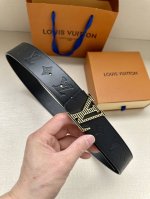 Lv Shadow 腰带拥有 Monogram Shadow 皮革的经典风尚和素面皮革的内敛格调，再为 Lv 搭扣描绘珐琅条纹，以摩登笔触焕新男士衣橱