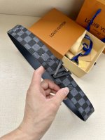特 本款4.0宽 Lv Initiales 双面腰带聚焦品牌经典 Damier 格纹，以 Damier Graphite 帆布和 Damier Infini 皮