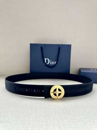 宽度3.5Cm 这款不锈钢金属腰带扣来自 Dior And Stone Island 限定系列，突显联名系列标志，Stone Island 的经典星星与 Dio - 点击图像关闭