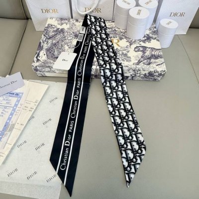 新款D字母这款 迪奥Montaigne Mitzah 发带丝巾从标志性的 Dior 精品店地址汲取灵感，老花字母配条纹的款式经典，造型修长，两端尖角设计，背面饰