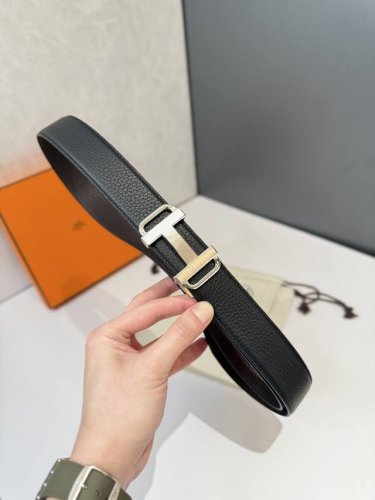 爱～马仕 HermèS 腰带是奢侈品牌爱马仕的经典配饰之一，以其高品质的皮革、精湛的工艺和标志性的设计闻名。 自动平滑扣腰带 精钢五金 搭配原版皮腰带身 长度可
