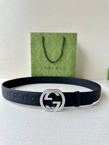 290 宽度4.0Cm Gucci典藏设计中的标志性元素于早秋系列焕发新意。这款腰带选用黑色超级双G牛皮革打造，互扣式双G施洛华水晶镶嵌五金 调配件更添个性魅力