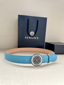 宽度3.8Cm Versace Jeans Couture 牛皮革v-Emblem板扣式皮带、饰有la Greca彰显个性设计。该铆钉腰带饰有la Greca五