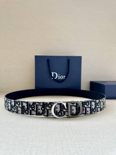 宽度3.5Cm Dior 这款腰带扣采用“Cd”标志造型，以不锈钢金属覆精心打造。可与各式 35 毫米腰带搭配，提升格调，打造优雅精致的造型。