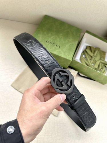 特 宽度4.0Cm Gucci 这款单品将品牌的过去与未来贯通在一起，以现代风格的全新设计诠释了经典设计元素。Guccio Gucci字母交织图案巧妙融入纹理和