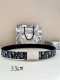 特 Dior 这款 35 毫米双面腰带结合典雅气质与摩登风范。双面设计，一面采用oblique 印花帆布，另一面则采用同色调粒面牛皮。长度可调节，可搭配各式 3