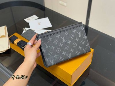 配折叠盒 Size：22.15Cm Lv 男士二合一 可以解锁很多种组合背法 堪比乐高[调皮][调皮][调皮] 原单渠道货哦！ 质量你懂！
