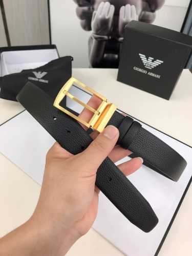 Armani这款正反两用腰带优雅而百搭，一面采用了光滑小牛皮，另一面则由粒面皮革制成。本款配有金属扣。3.5Cm宽