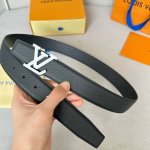 特 寬度：35Mm Lv S-Lock系列 精緻的字母搭扣 搭配驢家法國原廠荔枝紋皮料 手感超好 雙面用