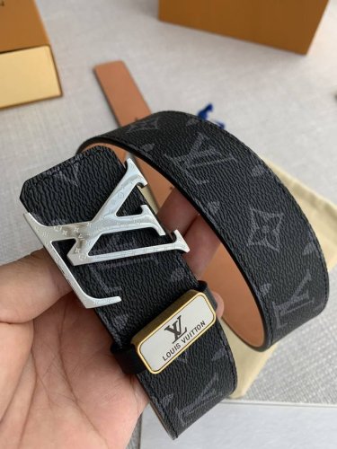 品名： Lv..路易..威登腰带皮带原单 DDD 型号：挂扣，经典纯钢材质双色挂扣，图片实物拍摄 DDD 材料：头层牛皮，挂扣系列，纯钢材质扣头，钯镀电镀工艺永