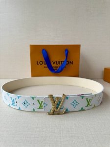 Lv Initiales 40 毫米双面腰带焕新标志性设计 以经典 帆布和柔软牛皮革呈现双面风尚 经典丝印路易威登Logo Lv 字母搭扣散发前卫气息 提供多种