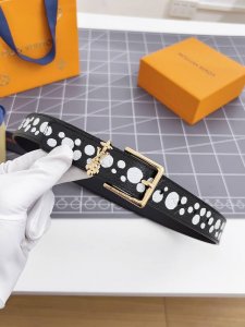 寬：3.0 驢家新品 特別限定女士腰帶 帶身帆布面襯托荔枝紋牛皮 全新針扣設計搭扣以全新花朵金屬打造 佩以與同色三款圖案效果. 多色選
