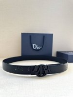 宽度3.5Cm 这款 Dior Charm腰带不锈钢扣以金色饰面图案设计重新演绎经典的 Dior 标志。可搭配各式35毫米腰带，打造时尚高雅的造型。