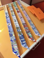 Phms2162 爱马仕 女骑士之舞 Twilly小丝巾 结合神话情节与当代风格。一位年轻女子的身体半掩在屏风后，好似屏风上彩绘“女骑士队伍 中的一员。在这古色