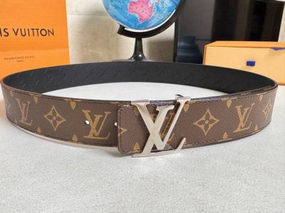 -Lv Fiower双面腰带取材Monogram涂层帆布，借背面皮革的Lvfiower压纹彰显Pharrell Williams设计的崭新标识。搭配经典字母挂扣
