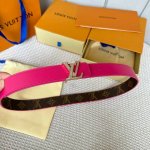 特 片裝1 寬：30Mm 女士經典頂級休閒腰帶 寬度30毫米這款永恆優雅飾有帆布的造型設計 原版小荔枝紋牛皮底 搭配全新搭扣以金色金屬打造 飾以與皮帶同色的琺瑯