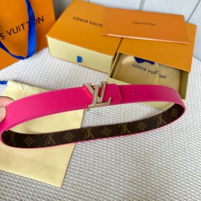 特 片裝1 寬：30Mm 女士經典頂級休閒腰帶 寬度30毫米這款永恆優雅飾有帆布的造型設計 原版小荔枝紋牛皮底 搭配全新搭扣以金色金屬打造 飾以與皮帶同色的琺瑯