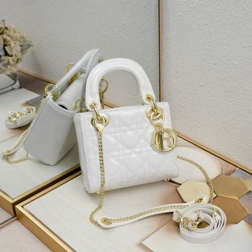 Mini Lady Classic戴妃漆皮系列 既高颜值又值得入手的经典系 Minisize特别适合各路小仙女♀ 上身非常有质感 给人气质温婉的感觉 很多小仙女