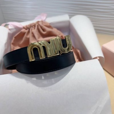 Miu Miu 这款皮革腰带是提升别致造型品味的理想之选。 醒目的标志性徽标装点搭扣，营造精致撞色与纹理效果。缕空m I U设计别致. 宽度: 2Cm 尺寸75