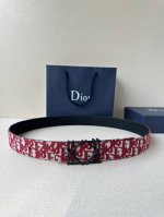 Dior 宽度3.5Cm 这款不锈钢金属腰带扣、是季节男装系列新品，展现 Dior 经典的藤格纹图案。可与各式35毫米腰带搭配，彰显经典风格。