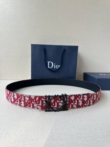 Dior 宽度3.5Cm 这款不锈钢金属腰带扣、是季节男装系列新品，展现 Dior 经典的藤格纹图案。可与各式35毫米腰带搭配，彰显经典风格。