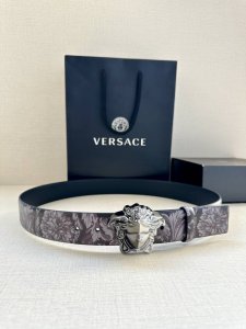 特 宽度3.8Cm Versace范思哲此款双面腰带采用光滑的Saffiano皮革制作，并配有3D美杜莎腰带扣。一面为单色设计，另一面饰有Tabloid印花。此