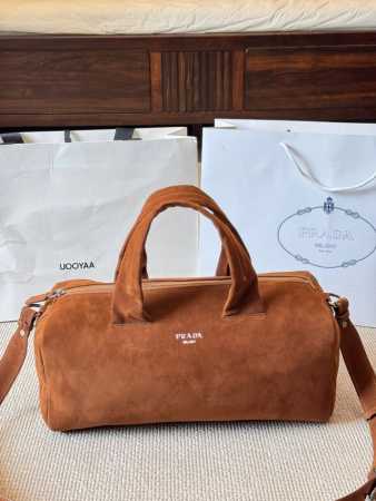 Prada 绒面麂皮包，出厂自带中古感 来自 Prada 25春夏的新款麂皮手袋，作为“复古感穿搭”的必备单品，十年前或十年后看都不会显得过时。 - 点击图像关闭
