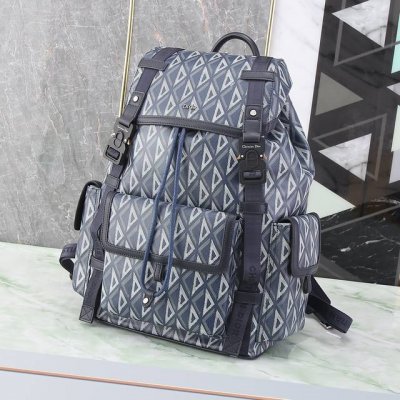 这款 Dior Hit The Road 双肩背包是本季的全新款式，将现代风格与 Dio 的高订精神融为一体。采用迪奥蓝 Cd Diamond 图案帆布精心制作