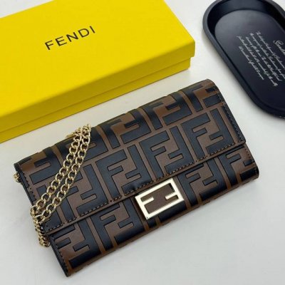 Fendi 621666颜色 黑色 黑棕色尺寸 19*10.5*3.5 Fendi 专柜同步，可肩背专柜品质顶级进口牛皮 海外订制钥匙扣五金 做工油边精湛
